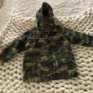 OLD NAVY CAMO RAIN JACKET 2T
